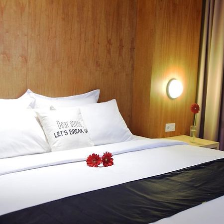 Ekon Hotel Джокьякарта Экстерьер фото