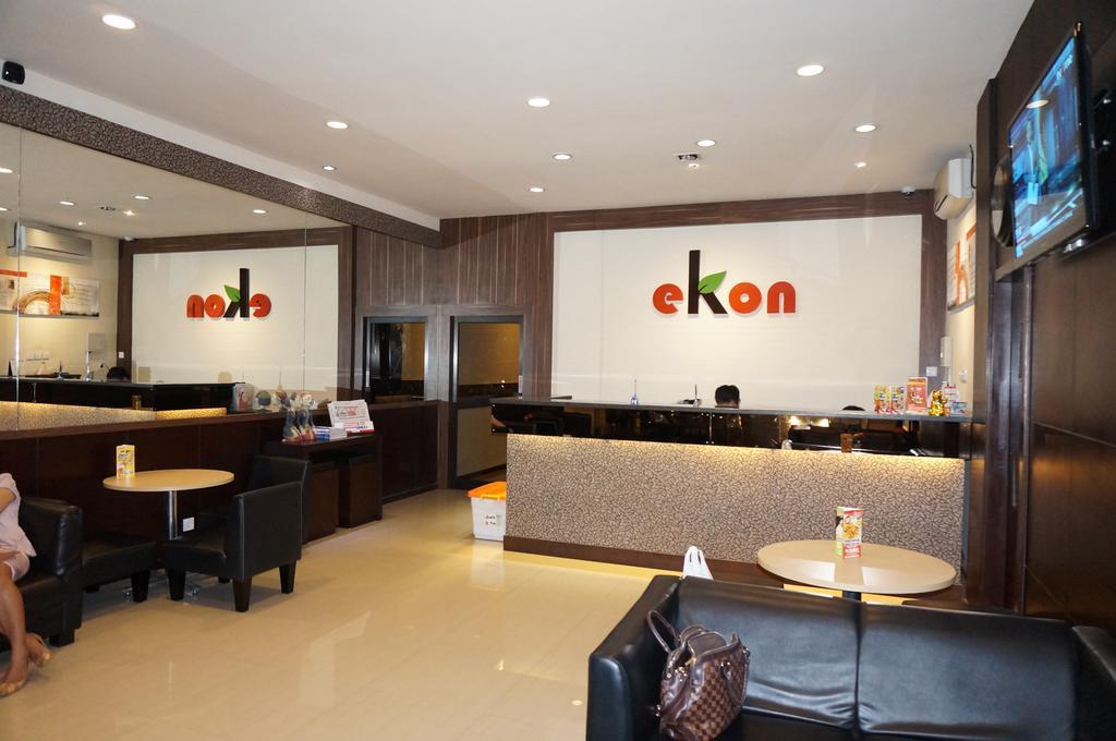 Ekon Hotel Джокьякарта Экстерьер фото